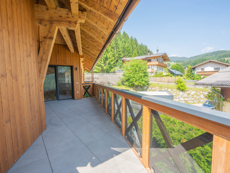 topspeed-immobilien-Balkon Richtung Nord-Salzburg-Filzmoos-Skiliftnähe_&_Weitblick:_87 m²_Dachgeschosswohnung_mit_3_Schlafzimmern_und_großzügigem_Balkon