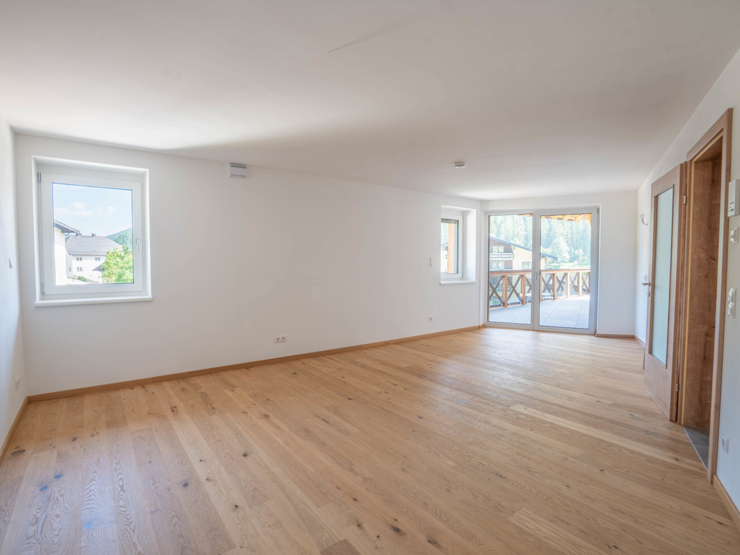 topspeed-immobilien-Wohnzimmer-Salzburg-Filzmoos-Skiliftnähe_&_Weitblick:_87 m²_Dachgeschosswohnung_mit_3_Schlafzimmern_und_großzügigem_Balkon