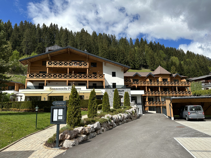topspeed-immobilien-Ansicht Gesamt Bild 2-Salzburg-Filzmoos-Skiliftnähe_&_Weitblick:_87 m²_Dachgeschosswohnung_mit_3_Schlafzimmern_und_großzügigem_Balkon