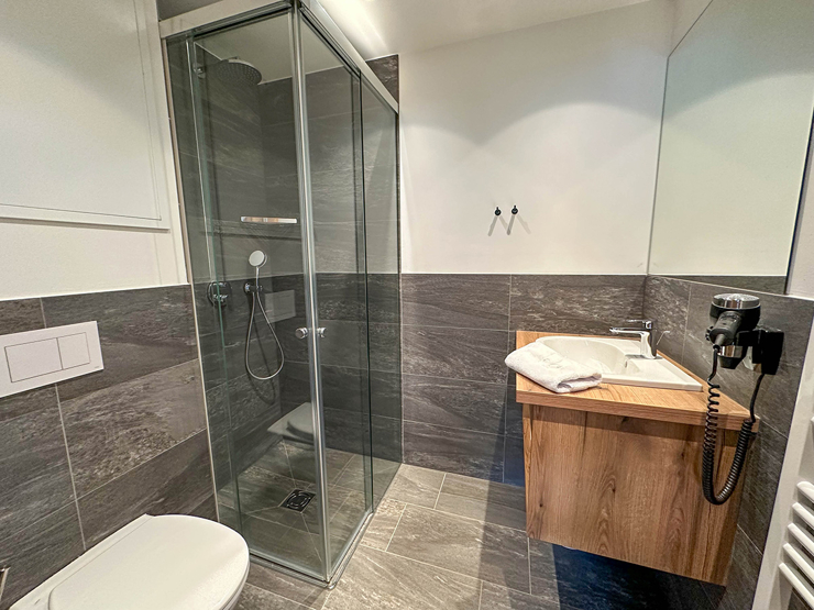 topspeed-immobilien-Badezimmer-Steiermark-Schladming-MyLodge_-Top-Investment:_Stilvolles_3-Zimmer-Apartment_mit_Privater_Sauna_&_Blick_auf_die_Planai