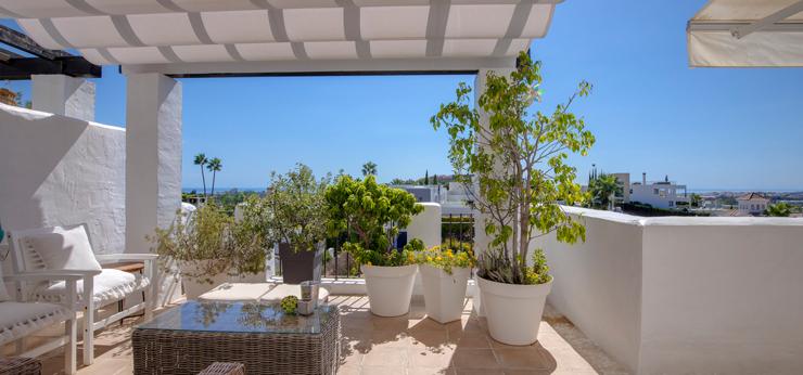 topspeed-immobilien---Marbella_/_Nueva_Andalucía-Leben_im_Paradies_-_Großzügiges_Duplex_Penthouse_auf_2_Etagen_in_Marbella/Spanien_mit_Meerblick