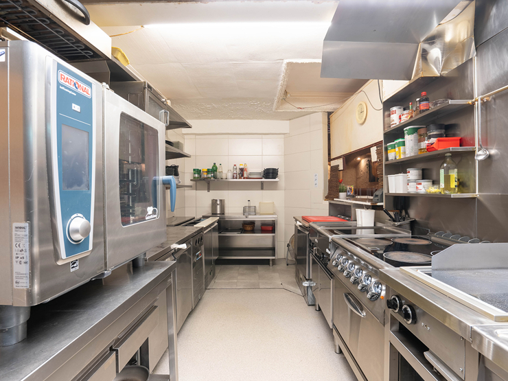 topspeed-immobilien-Küche-Steiermark-Schladming-Einzigartige_Gelegenheit:_Voll_ausgestattete_Bar_&_Restaurantfläche_im_Zentrum_von_Schladming