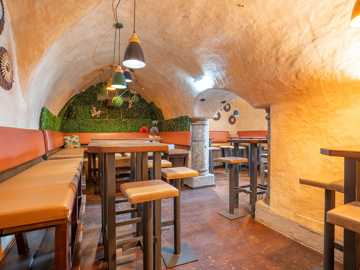 topspeed-immobilien-Sitzbereich-Steiermark-Schladming-Einzigartige_Gelegenheit:_Voll_ausgestattete_Bar_&_Restaurantfläche_im_Zentrum_von_Schladming