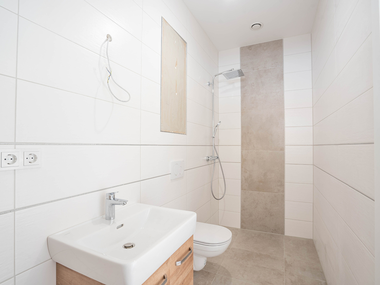 topspeed-immobilien-Badezimmer-Steiermark-Schladming-Erdgeschosswohnung_in_Bestlage_–_Zwei_Schlafzimmer_mit_Sonnenterrasse_&_herrlichem_Panorama.