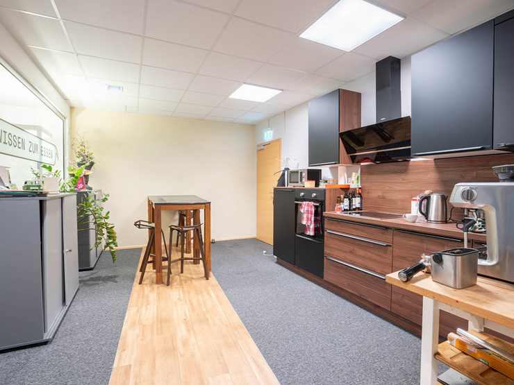 topspeed-immobilien-Küche-Steiermark-Schladming-Ihr_neuer_Unternehmensstandort_in_Schladming_–_7_Büroräume,_Besprechungsraum_&_eine_sonnige_Terrasse