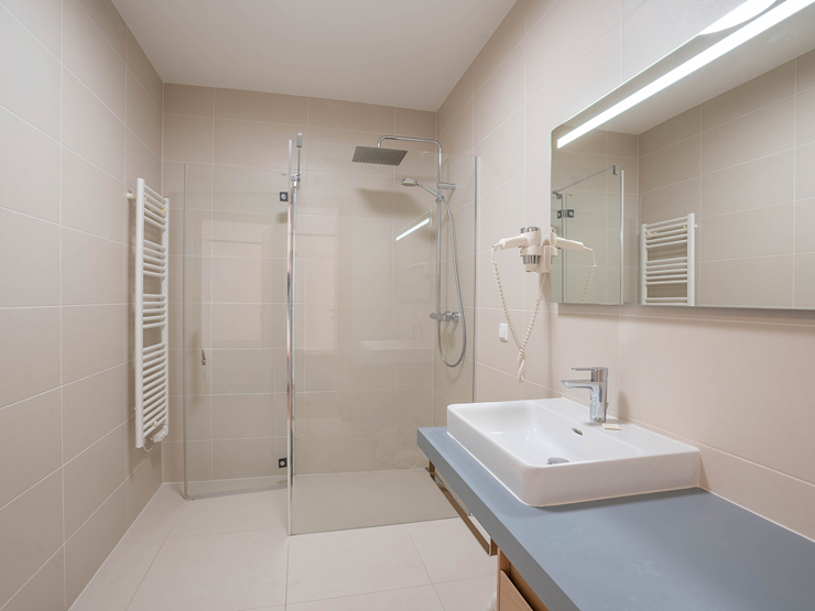 topspeed-immobilien-Badezimmer-Steiermark-Schladming-ZWEITWOHNSITZ_oder_Vermietung_möglich!_53,58_m²_–_2-Zimmer-Apartment_in_der_SunLodge