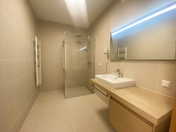 topspeed-immobilien-Bad mit Dusche-Steiermark-Schladming-Zweitwohnsitz_oder_Vermietung_möglich!_53,58_m²_–_2-Zimmer-Apartment_in_der_SunLodge