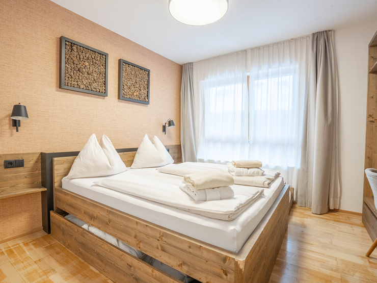 topspeed-immobilien-Schlafzimmer 2-Steiermark-Schladming-Ankommen,_abschalten,_bleiben_–_Zweitwohnsitz-Apartment_mit_Blick_auf_die_Planai