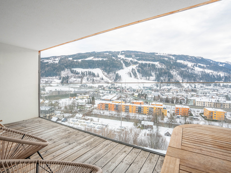 topspeed-immobilien-Loggia-Steiermark-Schladming-Ankommen,_abschalten,_bleiben_–_Zweitwohnsitz-Apartment_mit_Blick_auf_die_Planai