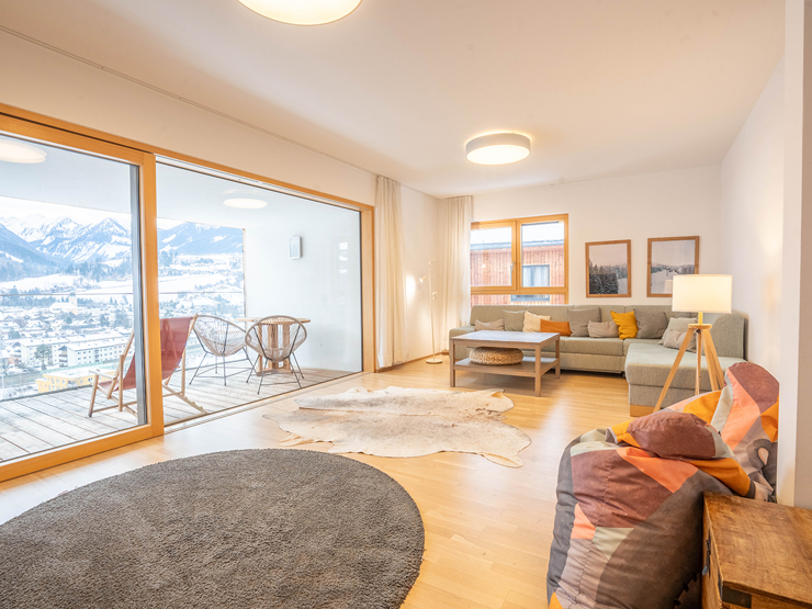 topspeed-immobilien-Wohnzimmer-Steiermark-Schladming-Ankommen,_abschalten,_bleiben_–_Zweitwohnsitz-Apartment_mit_Blick_auf_die_Planai
