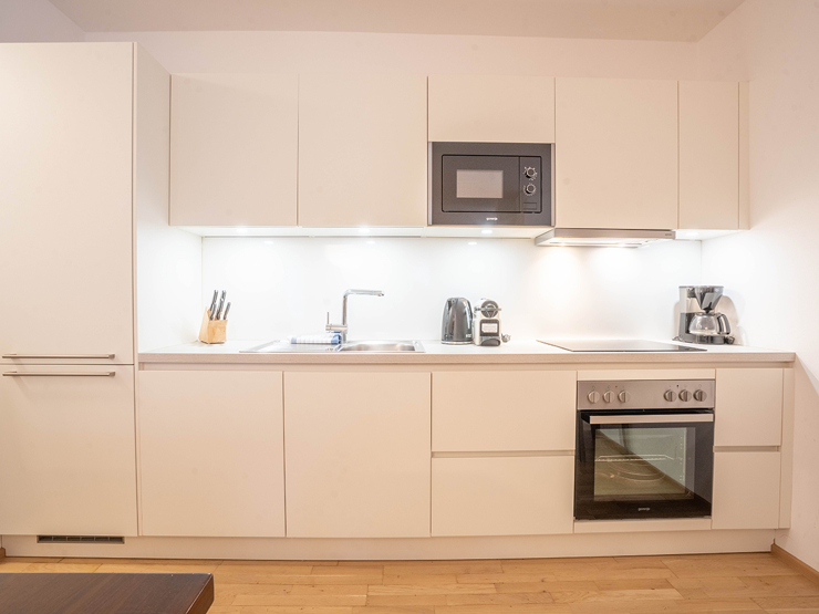 topspeed-immobilien-Küche-Steiermark-Schladming-Ankommen,_abschalten,_bleiben_–_Zweitwohnsitz-Apartment_mit_Blick_auf_die_Planai