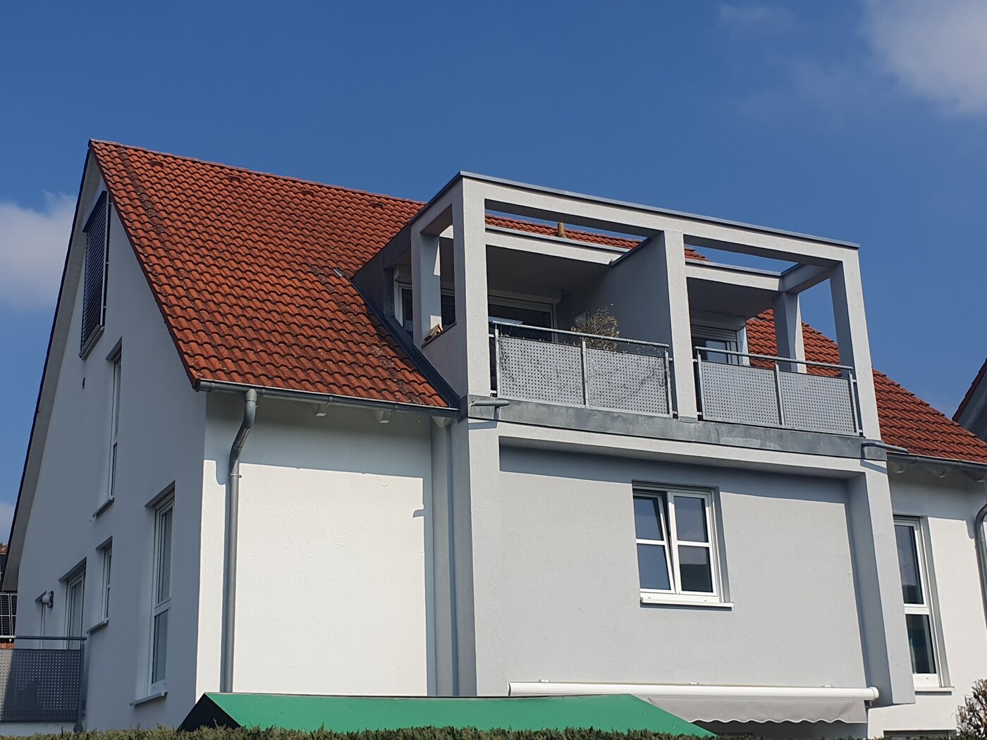 Außenansicht mit Balkon