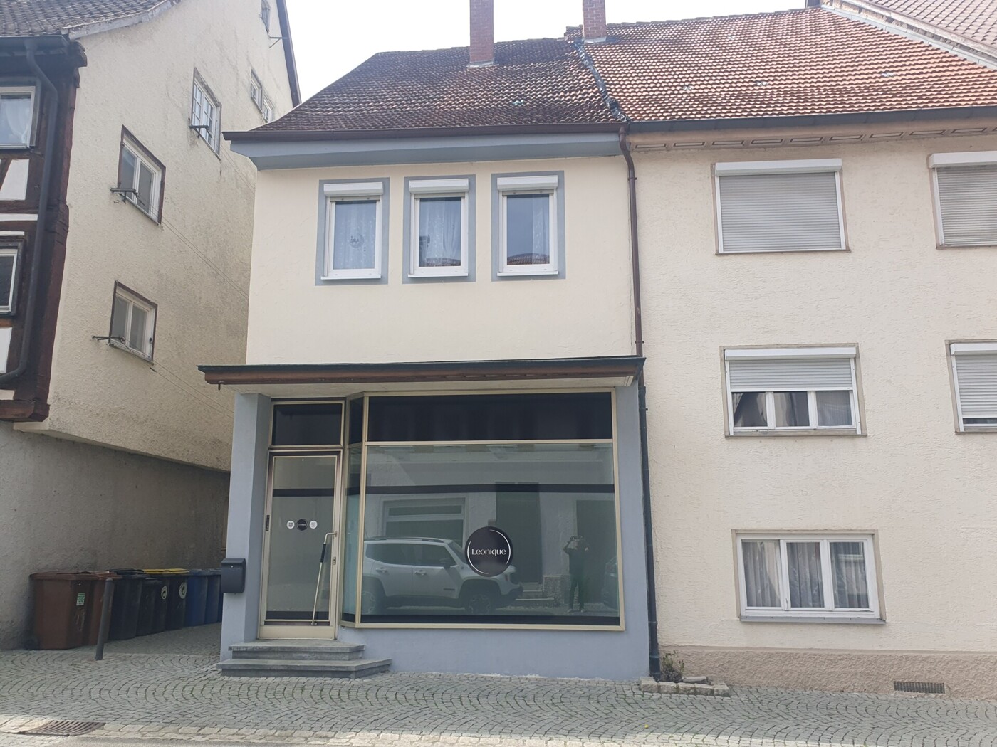 Frontansicht mit Laden