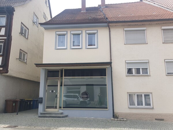 Frontansicht mit Laden