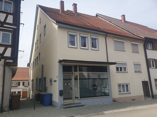 Außenansicht mit Laden