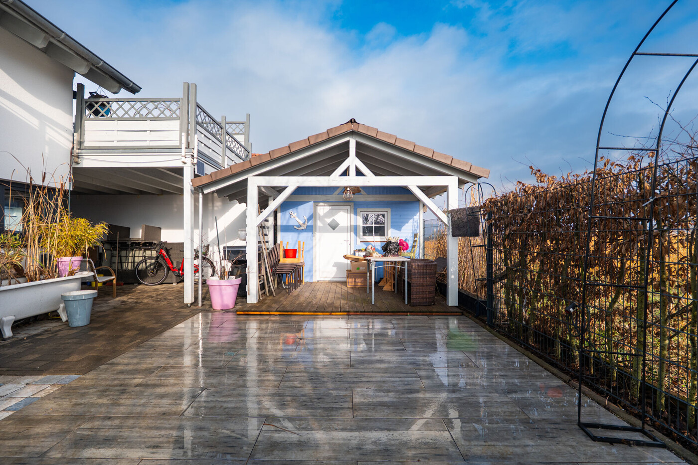 Terrasse u. Gartenhäuschen