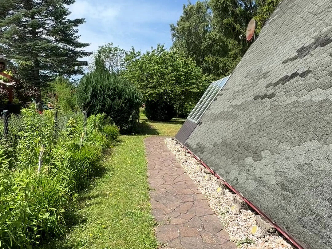 Gepflegter Gartenweg
