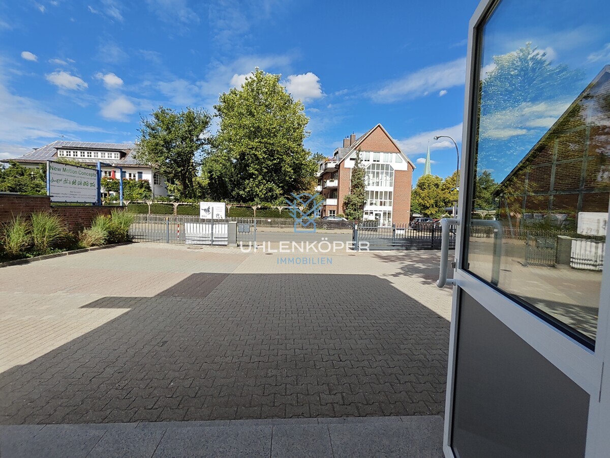 Einfahrt/ Parkplätze