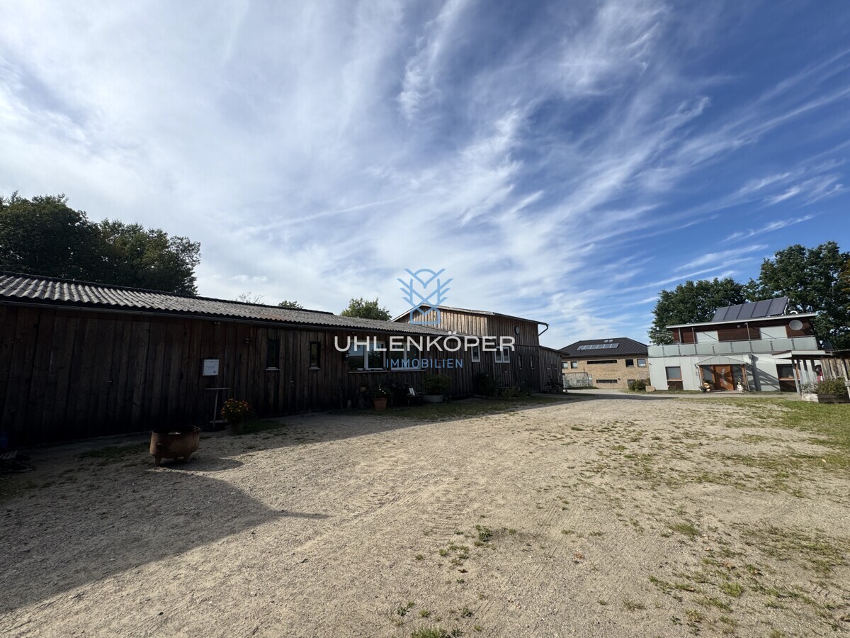 Halle 2 mit Blick auf Bürogebäude