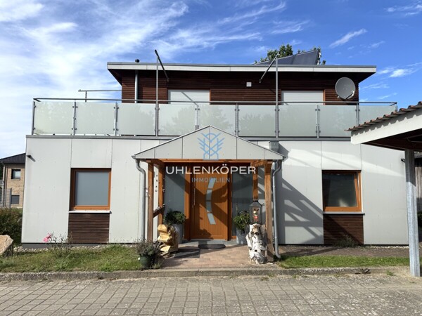 Gebäudefront mit Haupteingang Büro