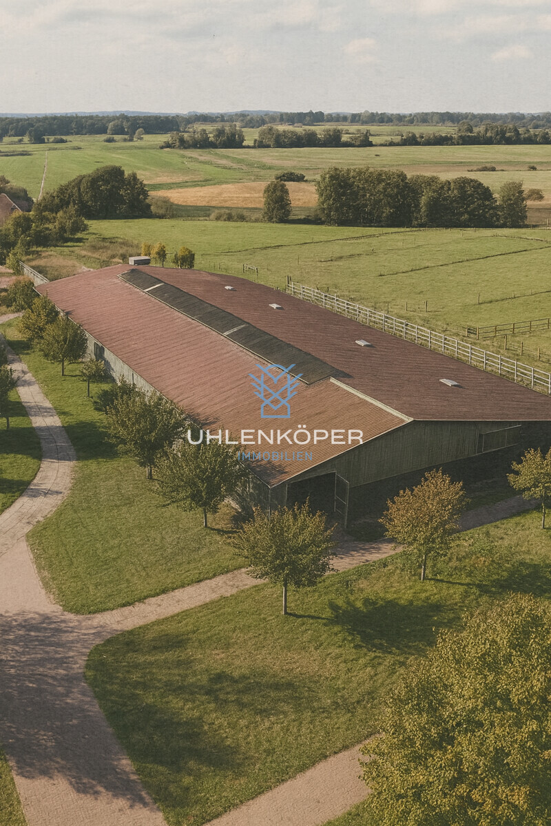Ländliche Reithalle mit grünem Umfeld