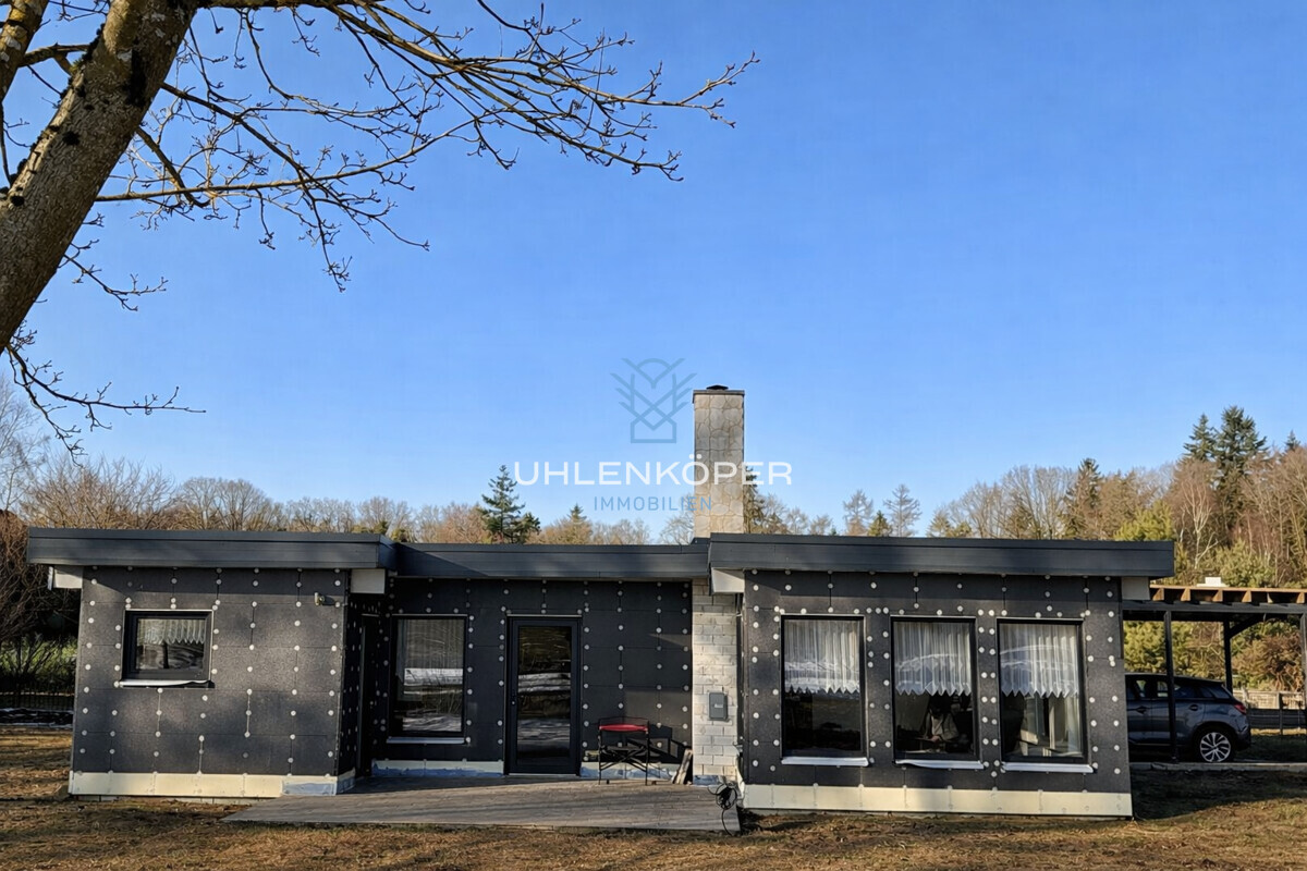 Bau eines modernen Hauses am Abend