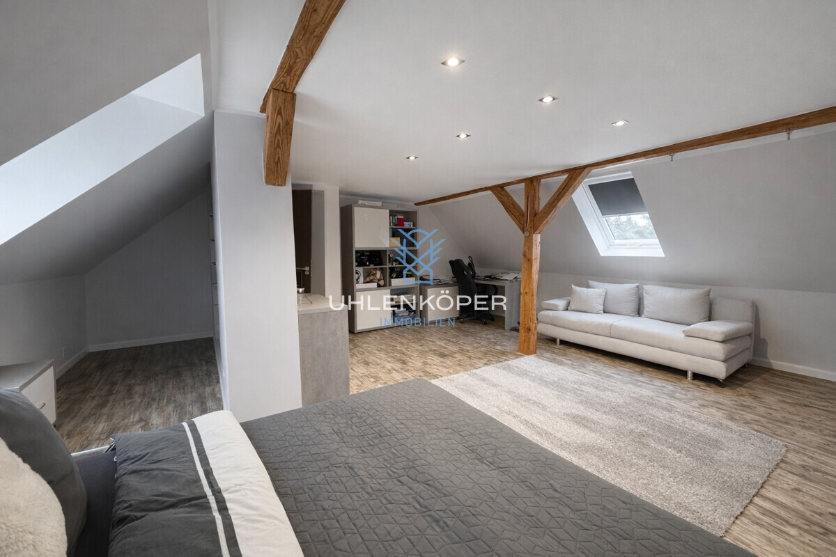 Großzügiges Kinderzimmer im Dachgeschoss