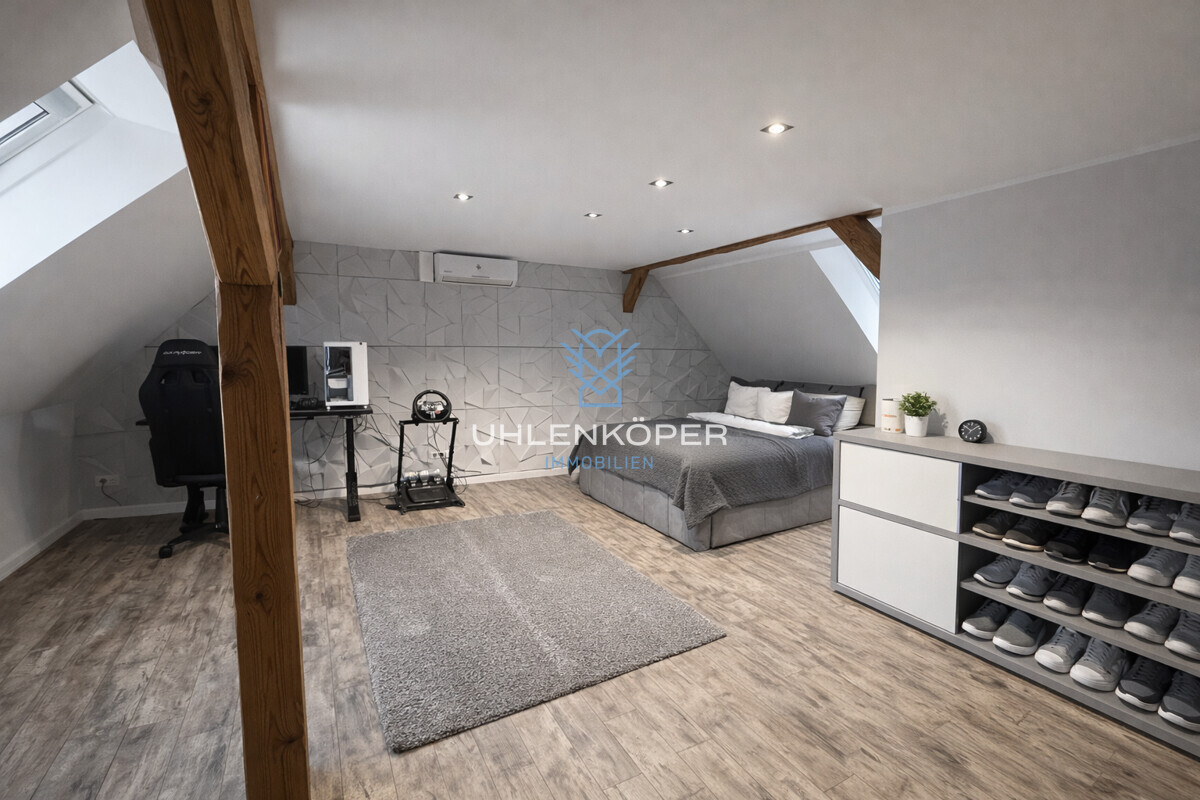 Großzügiges Kinderzimmer im Dachgeschoss