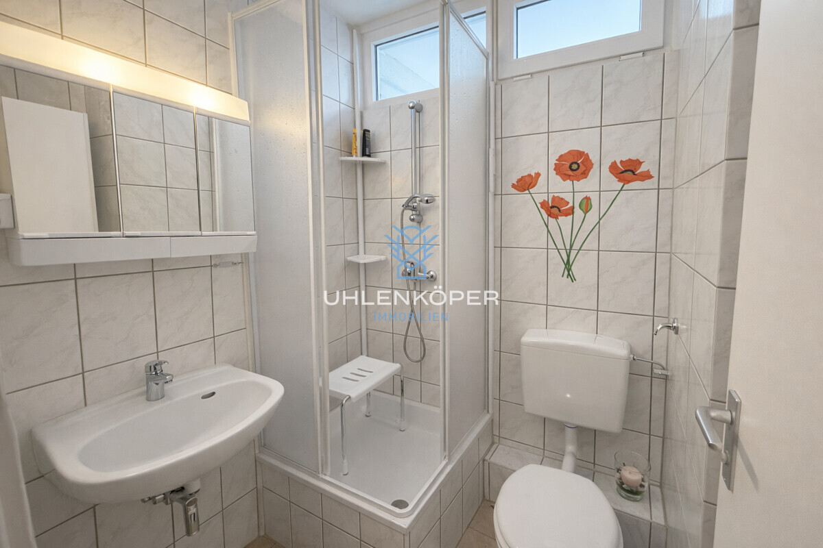 Gäste-Bad mit Dusche und Tageslicht