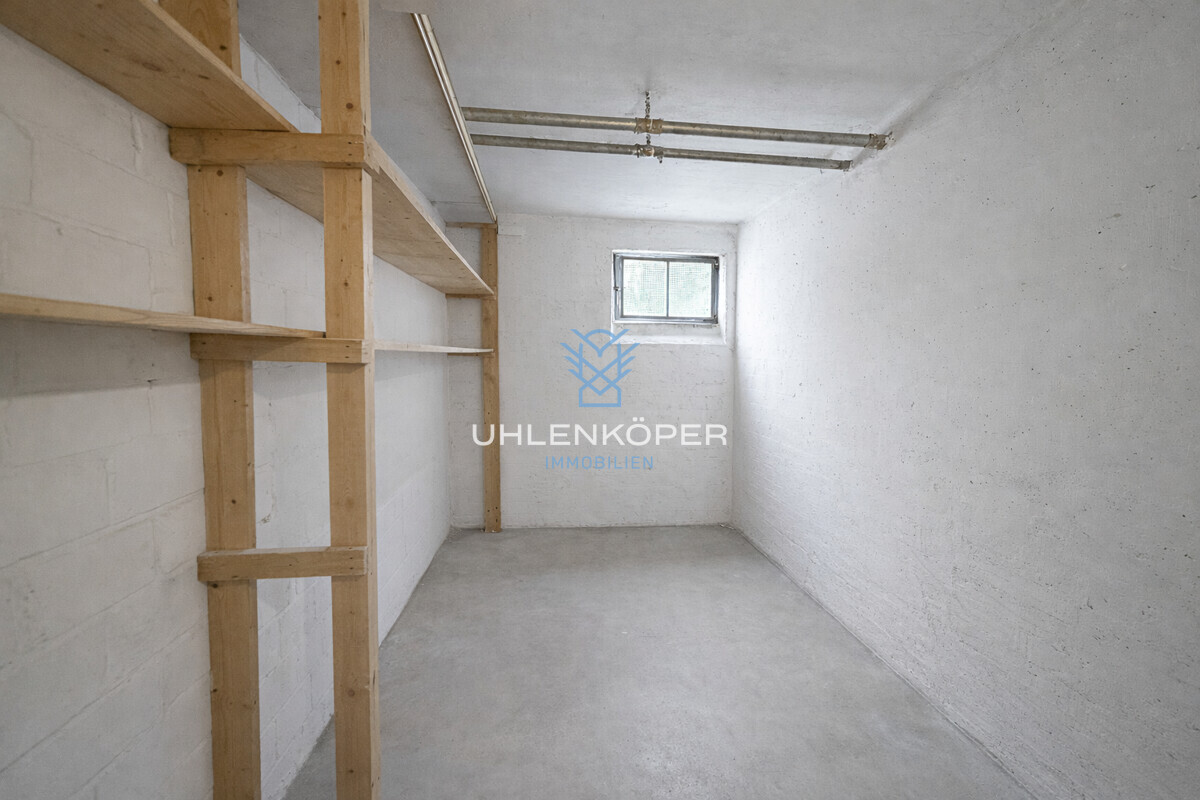 Kellerraum mit Regalen