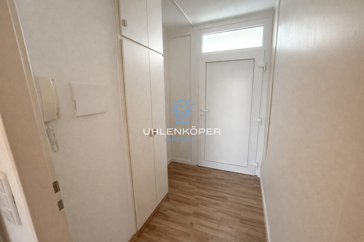 Einladender Eingangsbereich mit Garderobenschrank