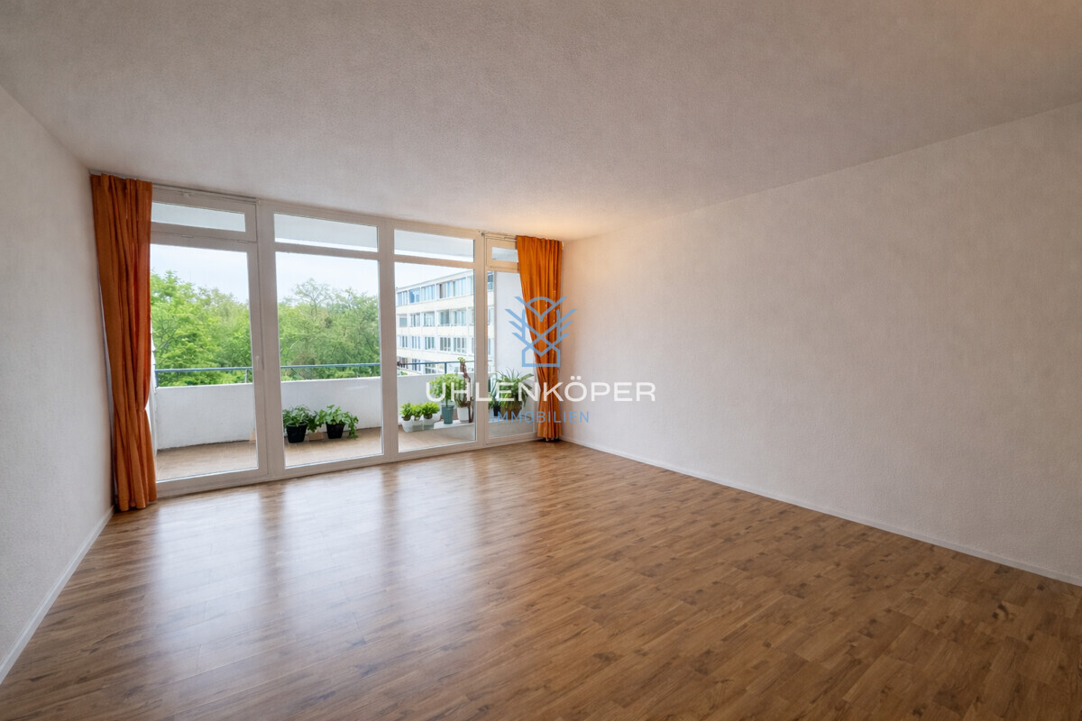 Wohnbereich mit großer Fensterfront