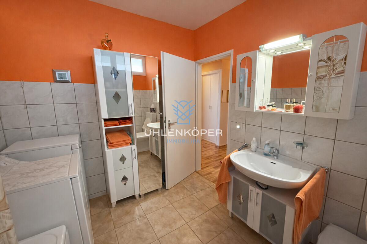Hauptbad mit Waschplatz und Stauraum