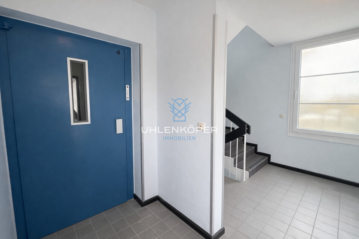 Gepflegtes Treppenhaus mit Aufzug