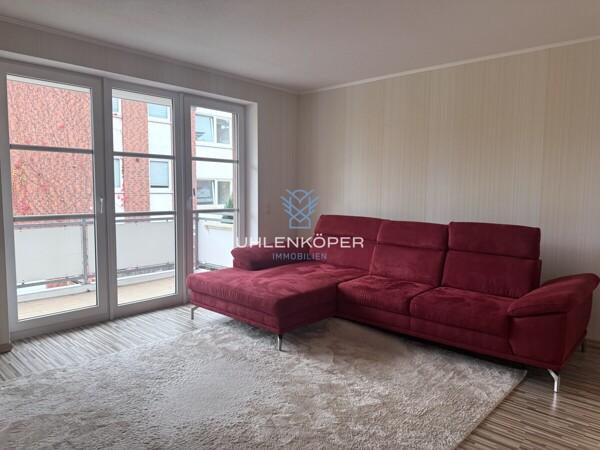 Wohnzimmer mit Blick zum Balkon 