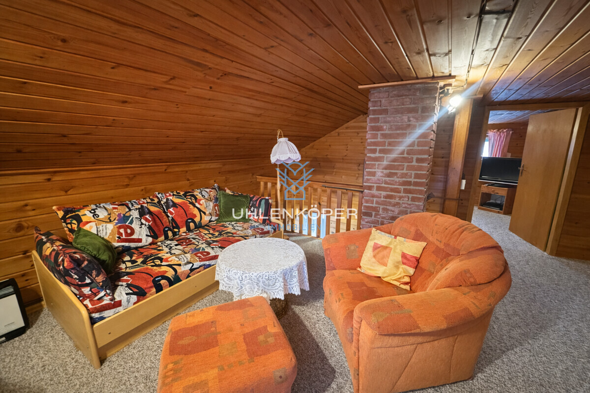 Großzügiger Aufenthaltsbereich im Dachgeschoss mit wohnlicher Atmosphäre