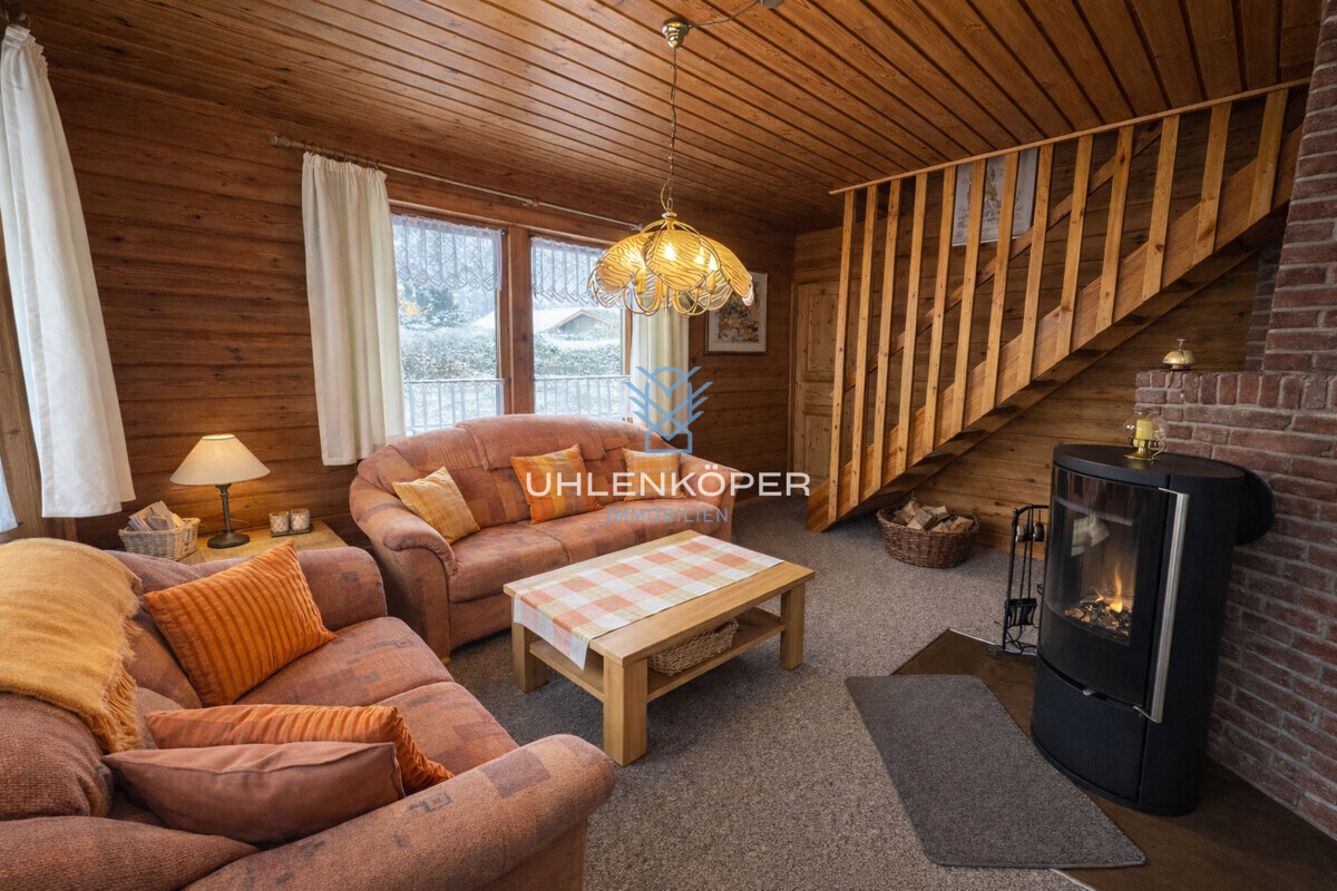 Gemütliches Wohnzimmer mit Kamin als stilvollem Mittelpunkt