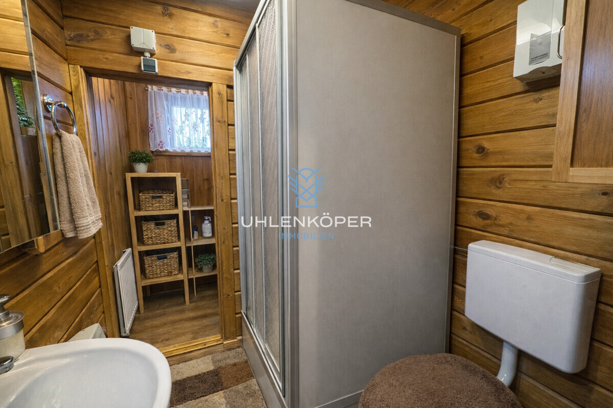 Kompaktes Badezimmer mit funktionaler Ausstattung