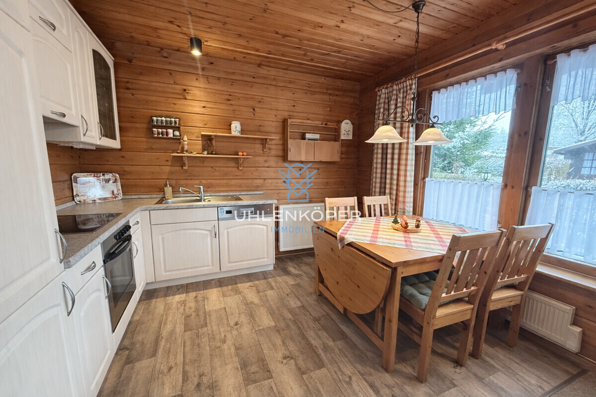 Lichtdurchfluteter Essbereich mit direktem Bezug zur Natur