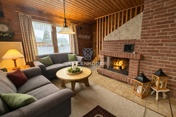 Wohnbereich mit Charakter – Kamin, Holzarchitektur und alpine Atmosphäre