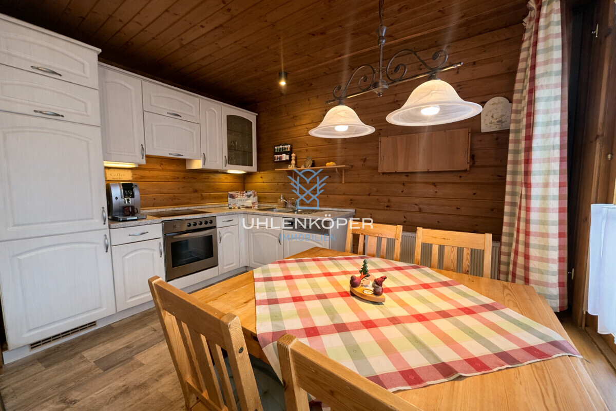 Helle Wohnküche mit gemütlichem Essbereich