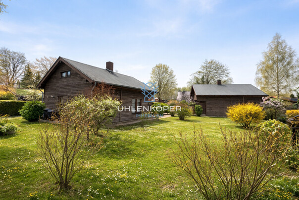 Gesamtansicht beider Häuser auf dem großzügigen Grundstück