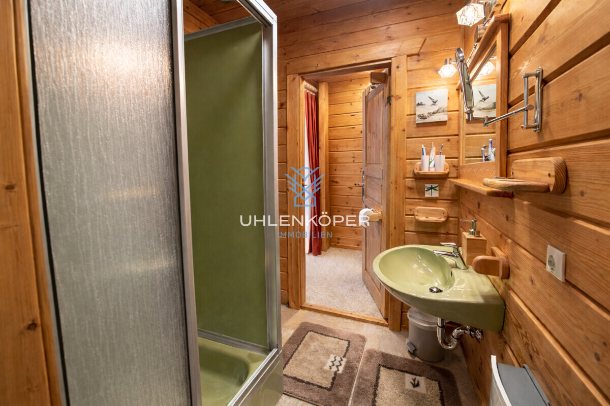 Kompaktes Duschbad im authentischen Chaletstil