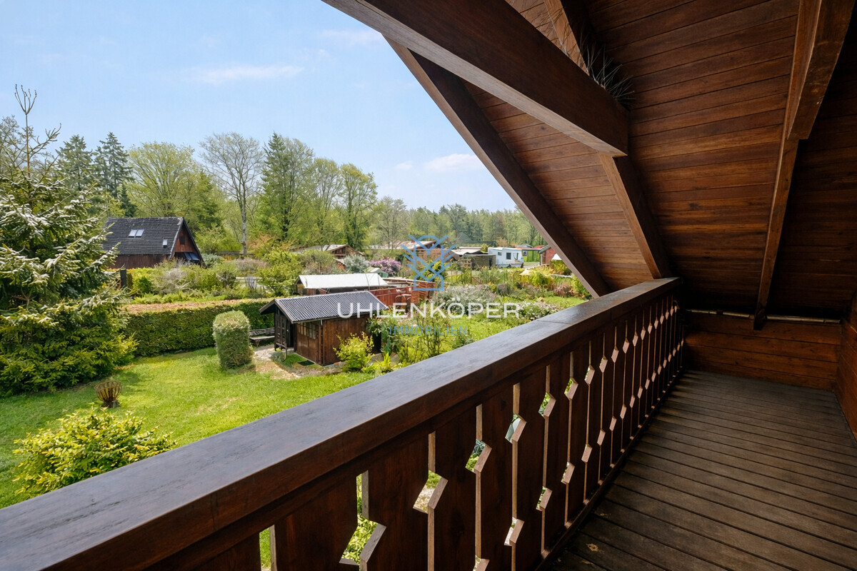 Balkon mit idyllischer Aussicht über den Garten