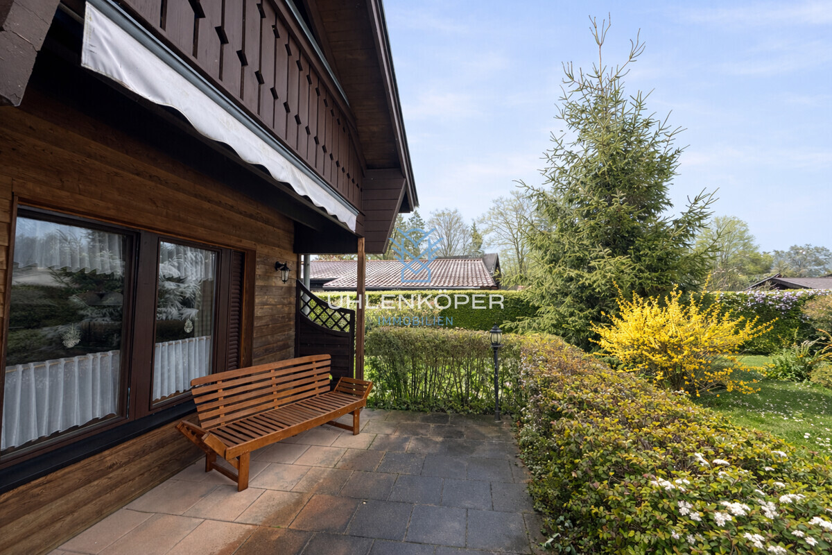 Sonnige Terrasse mit direktem Zugang zum Garten