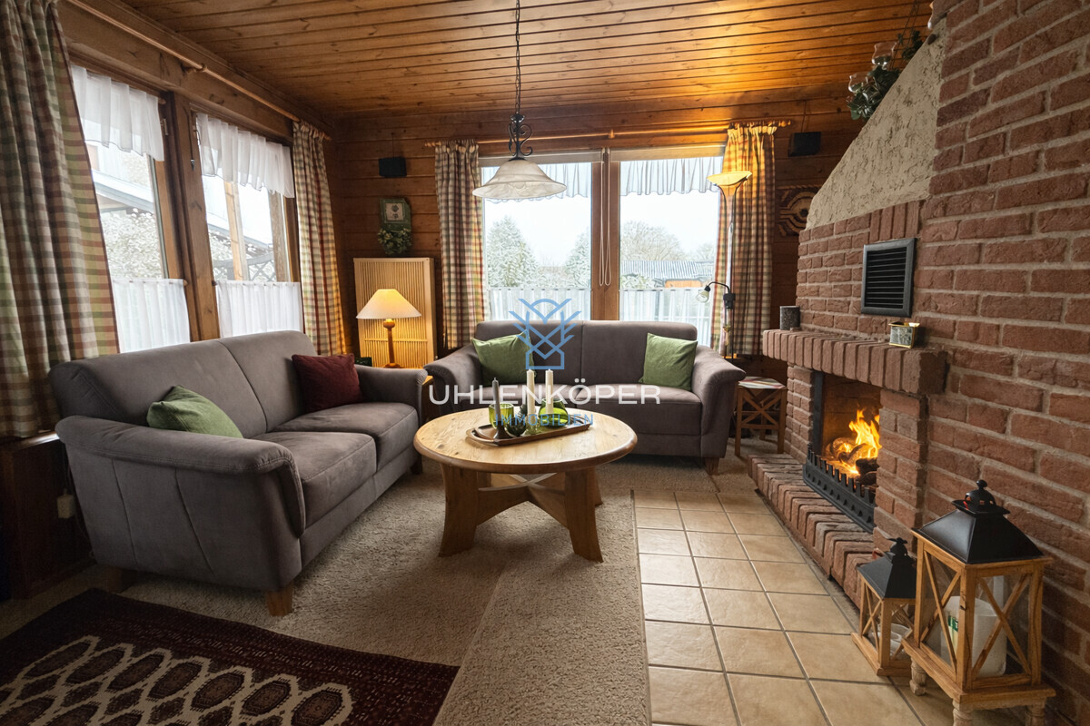 Großzügige Sofalandschaft mit Blick ins Grüne und stimmiger Raumtiefe