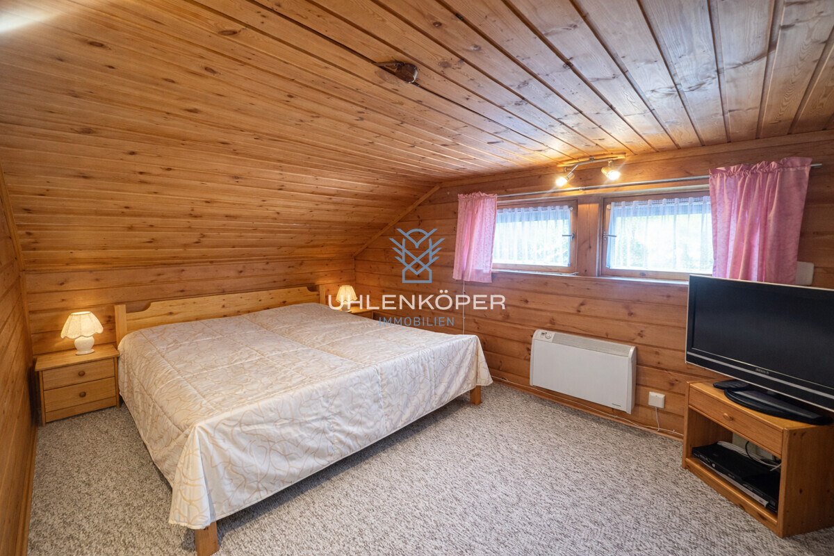 Ruhiges Schlafzimmer im Dachgeschoss mit behaglichem Charme