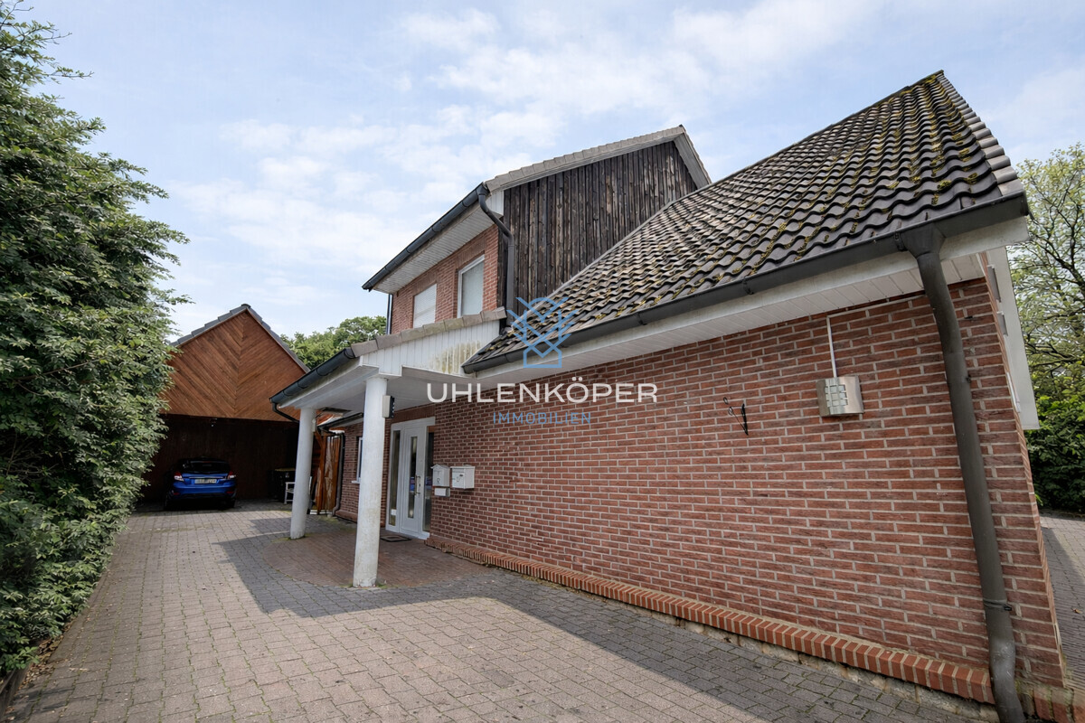 Eingangsbereich + Carport