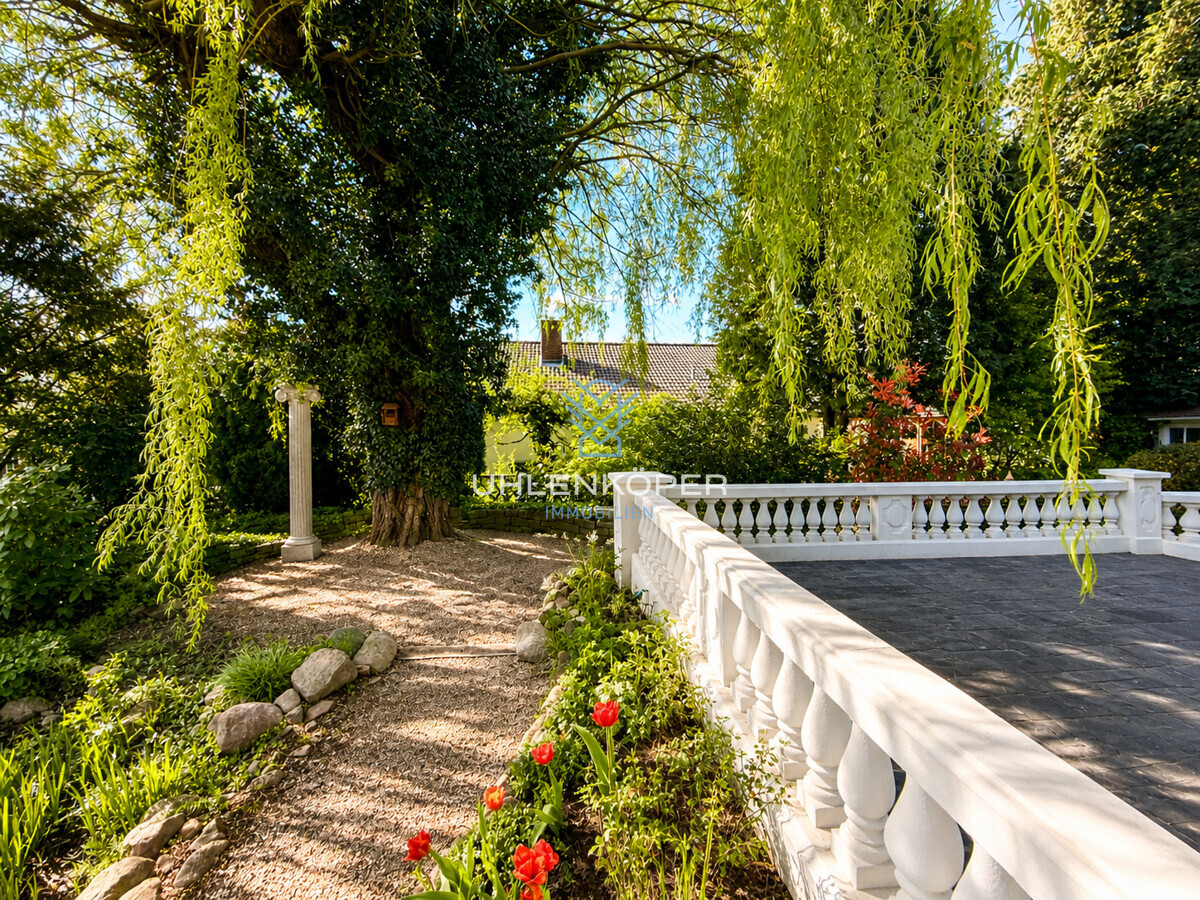 Kiesweg entlang des Gartenteichs