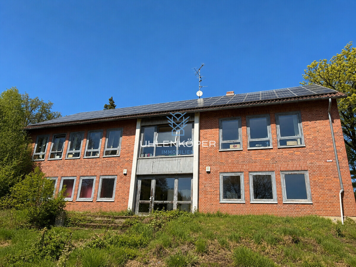 Frontansicht Schulgebäude mit PV